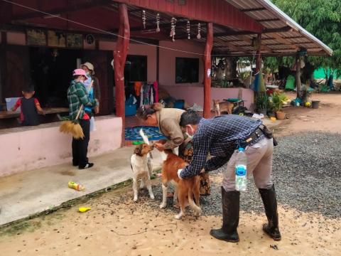 ลงพื้นที่ฉีดวัคซีนป้องกันโรคพิษสุนัขบ้า ให้กับน้องหมาน้องแมว